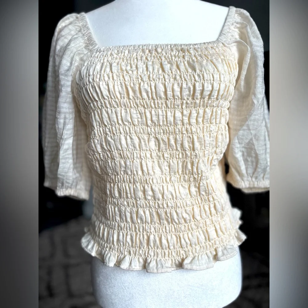 NWT Old Navy Cream Smocked Puff Sleeve Top Size‎ Small